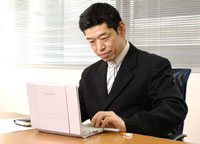 実際にリモートデスクトップ「Biz Communicator」を使う渡辺さん。「いまはもう使っている人間がBiz Communicatorがある環境になじんでしまい、まるでペンや電卓といった文房具のような感覚で使っています」
